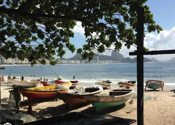 Alugo Quarto Espacoso Com Banheiro Privado Em Apartamento Em Copanema