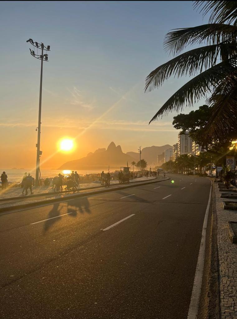 Alugo Quarto Espacoso Com Banheiro Privado Em Apartamento Em Copanema *